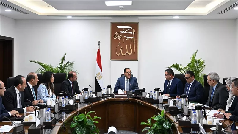 رئيس الوزراء يتابع إجراءات صرف تعويضات المتضررين من المحاور المرورية
