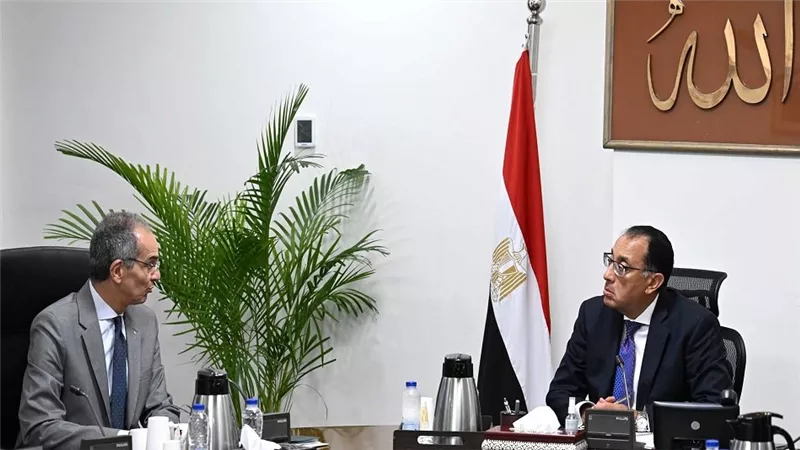 رئيس الوزراء يستعرض مع وزير الاتصالات أوجه التعاون مع الوزارات فى التحول الرقمى