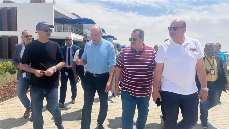وزير الطيران المدني يتفقد مطار العلمين الدولى 
