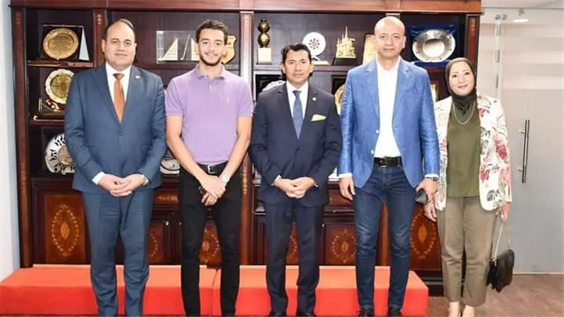 وزير الشباب والرياضة يلتقي البطل الأولمبي محمد السيد لبحث برامج التأهيل 