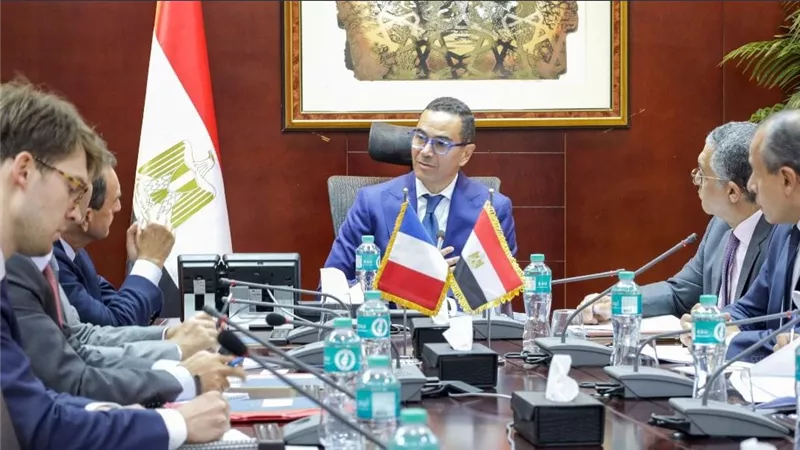 وزير الاستثمار والتجارة الخارجية يستقبل سفير فرنسا بالقاهرة لبحث سبل تعزيز العلاقات الاقتصادية المشتركة بين البلدين 