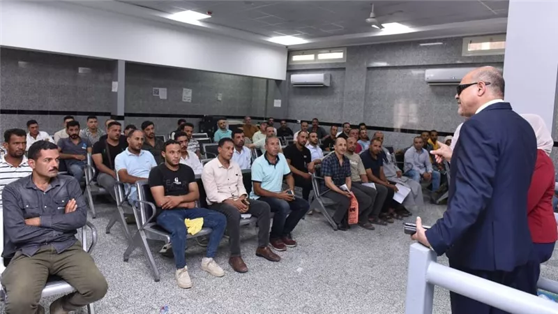وزير العمل محمد جبران  يتفقد إختبارات شباب تقدموا على فرص عمل توفرها شركات في 