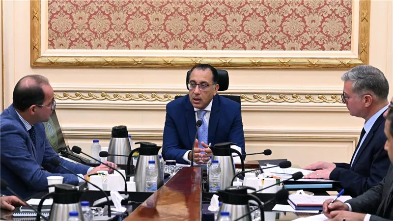 رئيس الوزراء يتابع إجراءات توفير المنتجات البترولية وخطوات زيادة حجم الإنتاج