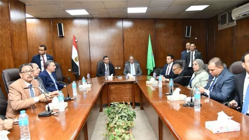 وزير التموين ومحافظ الفيوم يعقدان اجتماعاً مع أعضاء الغرفة التجارية