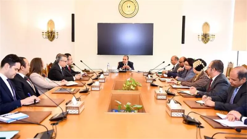 وزير الخارجية والهجرة وشئون المصريين بالخارج يجتمع مع قيادات وأعضاء القطاع الإفريقي بوزارة الخارجية