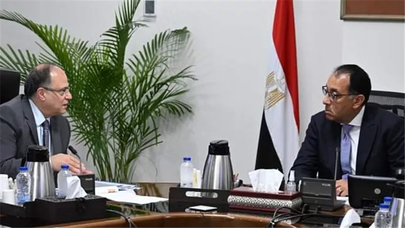 رئيس الوزراء يستعرض مع رئيس هيئة الدواء تقريرًا حول توافر الأدوية في السوق