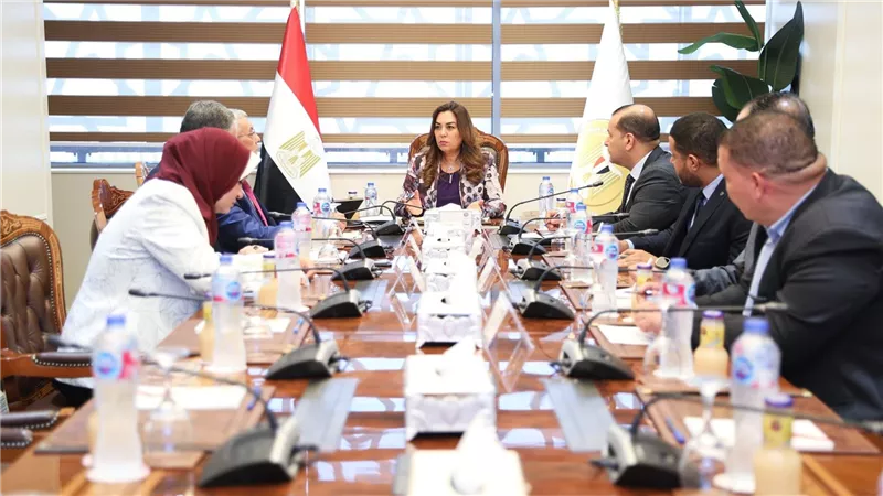 وزيرة التنمية المحلية تتابع مع عدد من قيادات الوزارة الموقف التنفيذي لخطة تطوير ورفع كفاءة المجازر الحكومية 