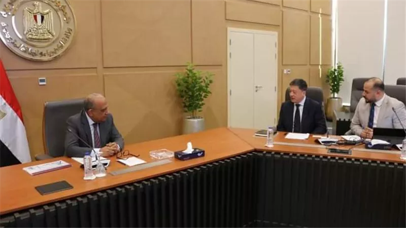 وزير الكهرباء يبحث مع شركة 