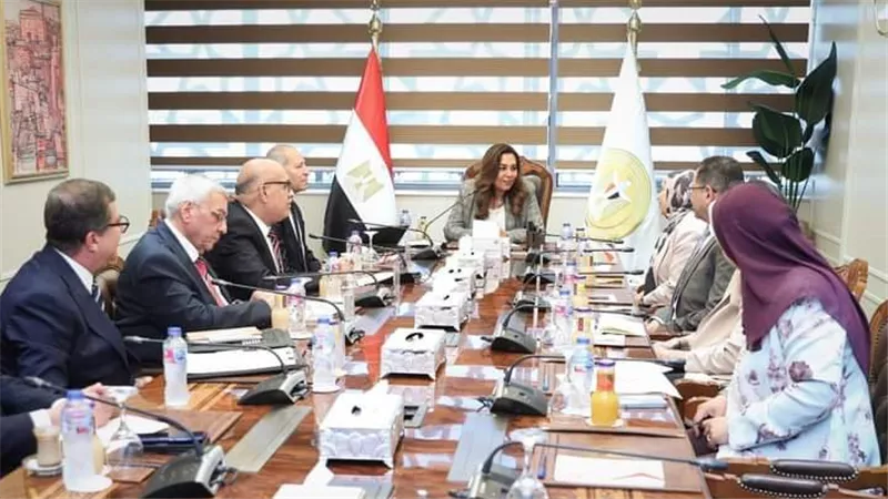 وزيرة التنمية المحلية تتابع مع محافظ القاهرة رفع كفاءة شوارع العتبة بعد إزالة آثار حريق الموسكي 