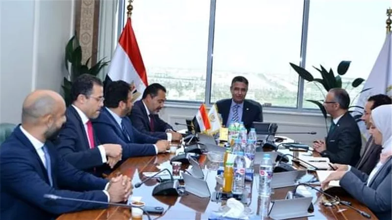 وزير التموين يلتقي وفد بنك 
