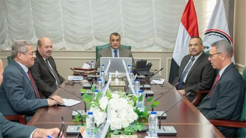 وزير الدولة للإنتاج الحربي يجتمع برؤساء مجالس إدارة شركتين من الشركات التابعة