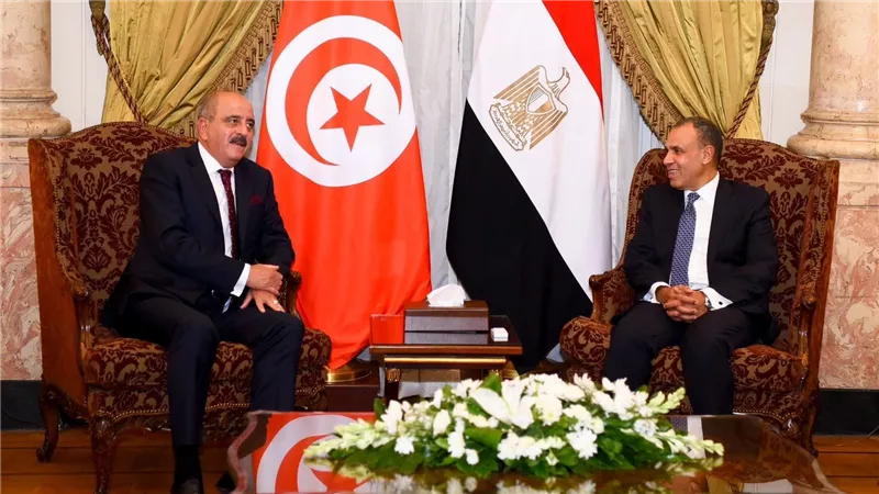 وزير الخارجية والهجرة يجتمع مع نظيره التونسي