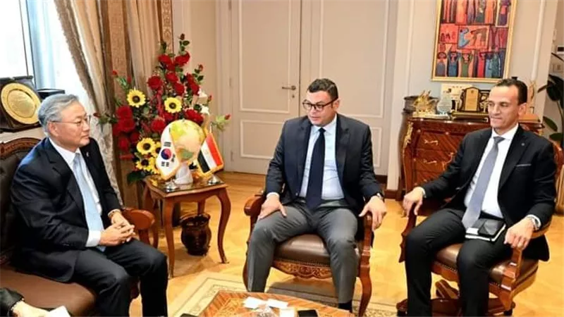 وزير الإسكان يستقبل سفير كوريا الجنوبية بالقاهرة 