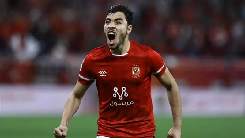 الأهلي يمدد عقد أكرم توفيق ويضمّه للفئة الثانية 