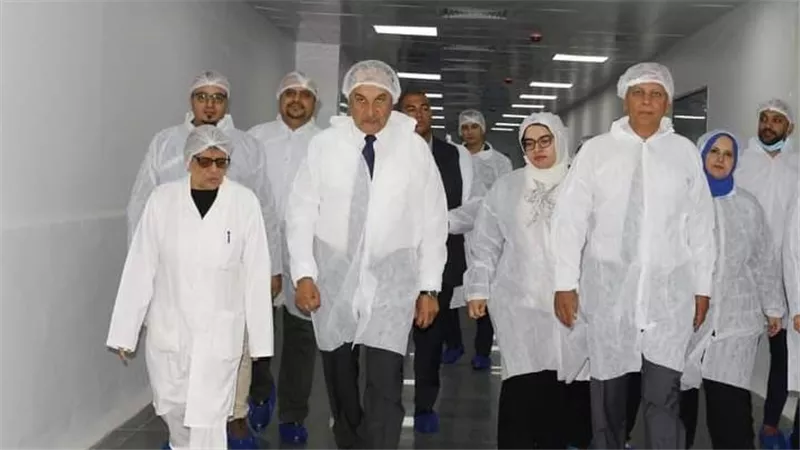 في جولة ميدانية.. وزير قطاع الأعمال يتفقد أعمال التطوير بشركة النيل للأدوية