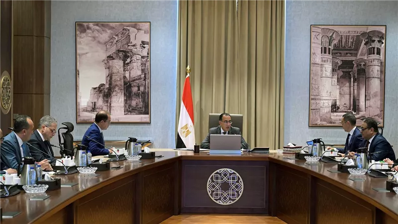 رئيس الوزراء يعقد اجتماعاً لبحث المعايير والضوابط النوعية لتنظيم سوق السيارات في مصر