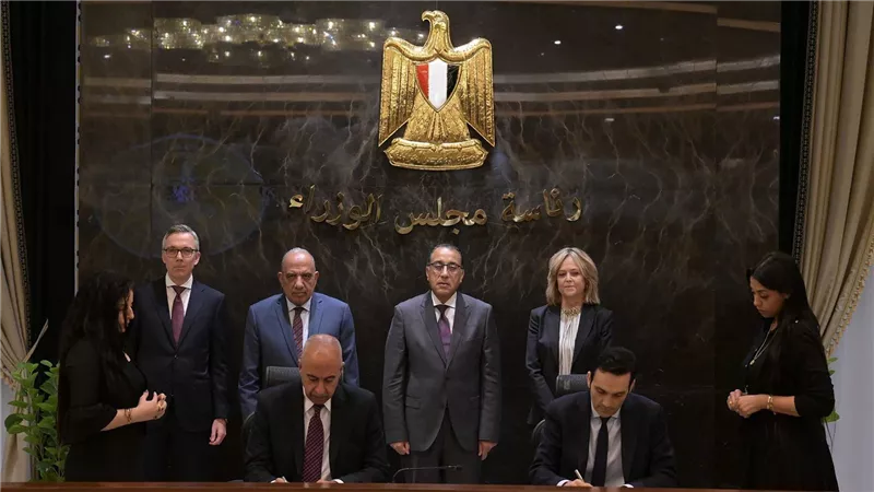 رئيس الوزراء يشهد توقيع اتفاقيات لإنتاج الكهرباء من الطاقات المتجددة 