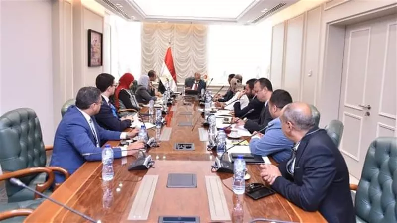 وزير العمل يلتقي وفدًا من بنك مصر 