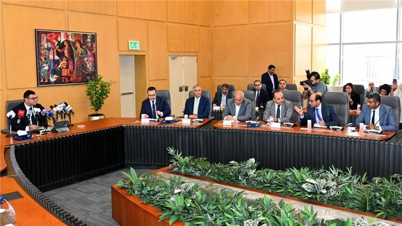 وزير الإسكان: خطة عمل مكثفة لإنهاء وتسليم الوحدات السكنية بمختلف أنواعها بالمدن الجديدة لحاجزيها 