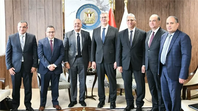 وزير البترول يبحث مع 