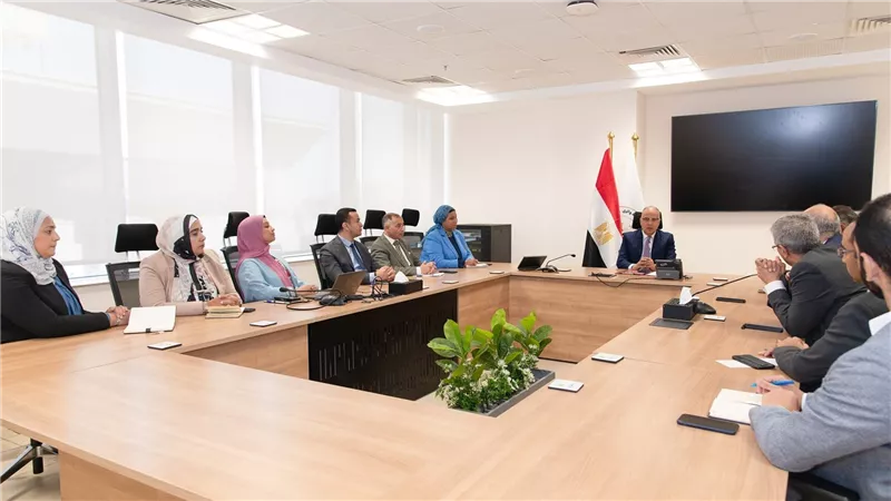سويلم يلتقي نخبه من اكبر خبراء الاثار والمتاحف لترميم المقتنيات التاريخيه لوزاره الري 