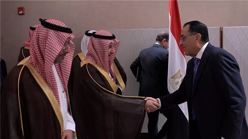 رئيس الوزراء يلتقي وزير الصناعة والثروة المعدنية السعودي لبحث سبل التعاون