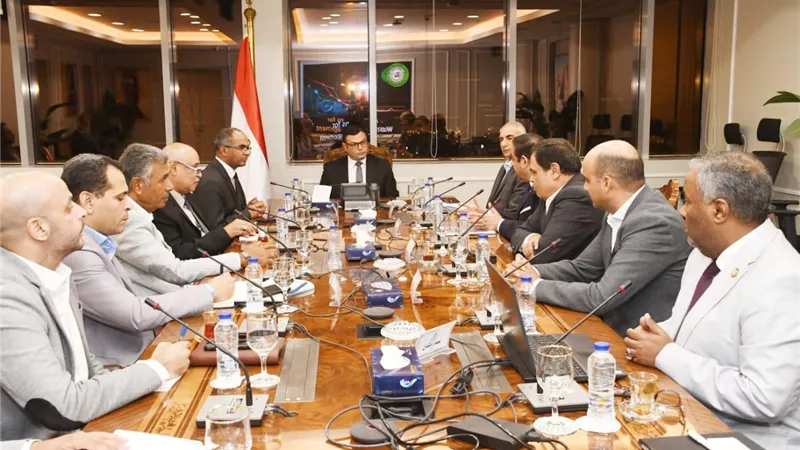 وزير الإسكان يبحث استخدام الحلول المتطورة لإدارة وتشغيل وصيانة منظومة مياه الشرب والصرف الصحى