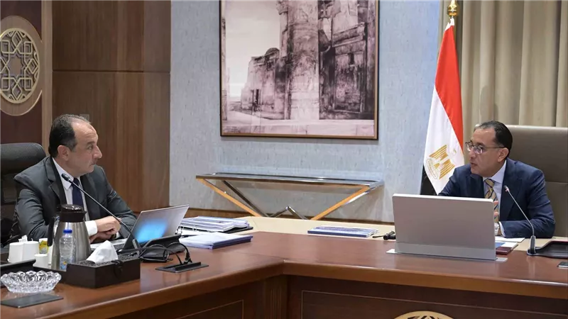 رئيس الوزراء يتابع مع وزير قطاع الأعمال العام عددا من ملفات عمل ومشروعات الوزارة