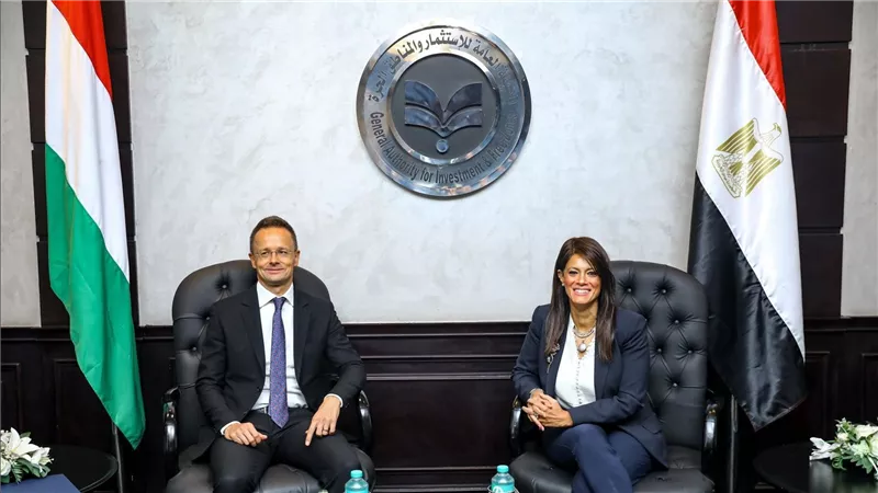 المشاط تعقد جلسة مباحثات مع وزير الخارجية والتجارة المجري لمناقشة تعزيز الاستثمار المشترك بين البلدين