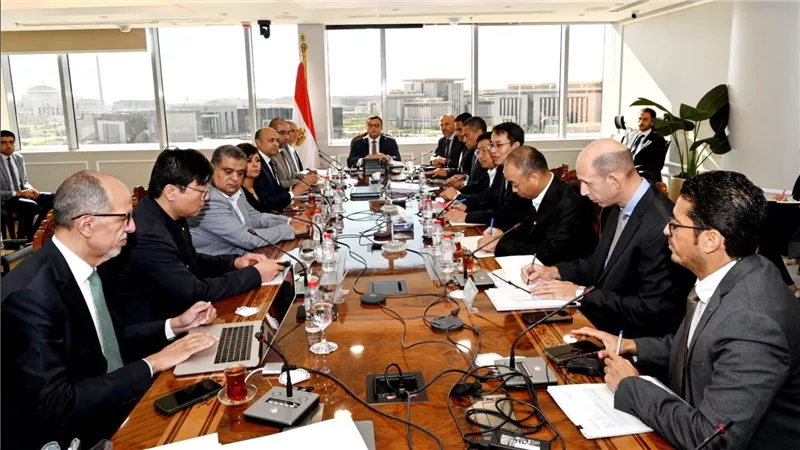 وزير الإسكان يتابع مع مسئولى شركة 
