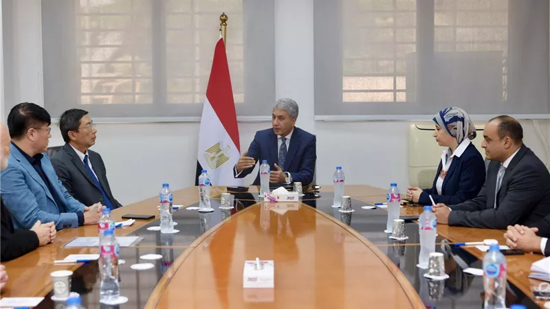 وزير السياحة والآثار يلتقي بسفير سنغافورة بالقاهرة 