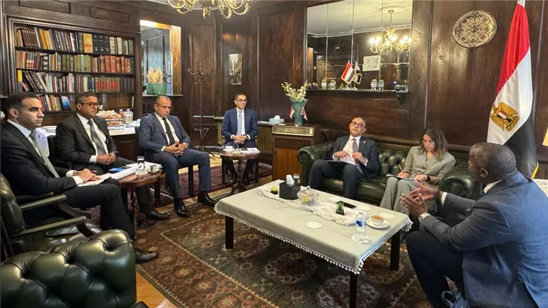 وزير الاستثمار والتجارة الخارجية يلتقي ممثلي شركات بريطانية عاملة في مجال الطاقة المتجددة 