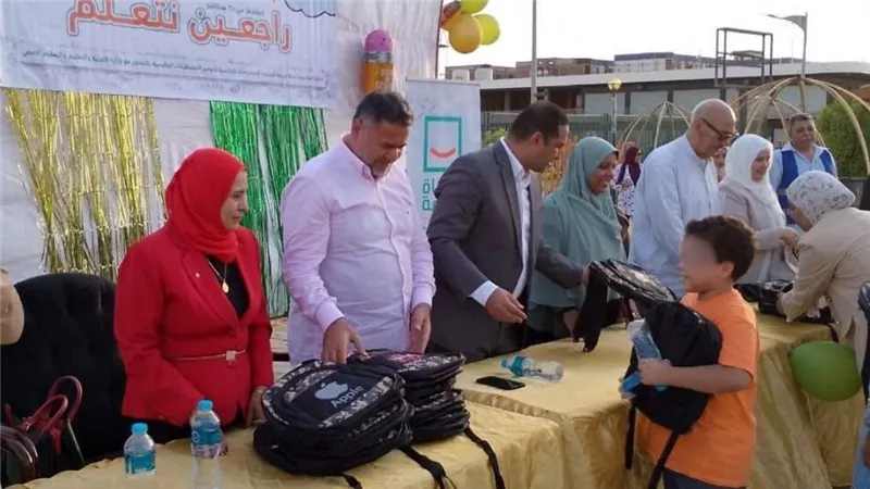حياة كريمة بالسويس توزع شنط مدرسية على الطلاب الغير قادرين