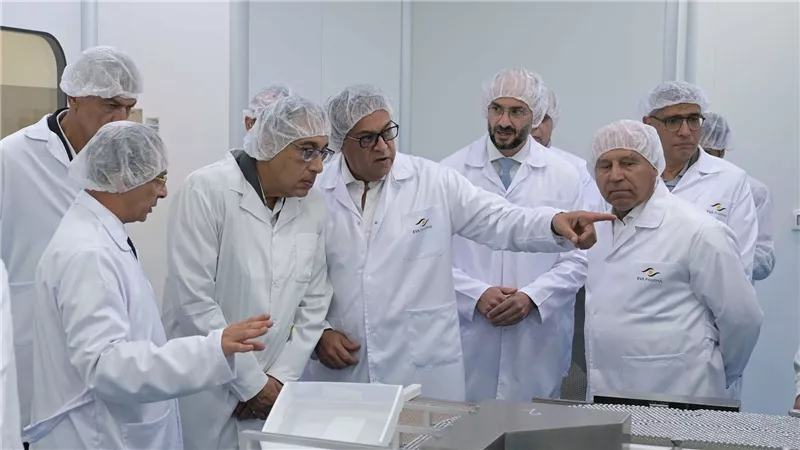 رئيس الوزراء يتفقد مجمع مصانع شركة 