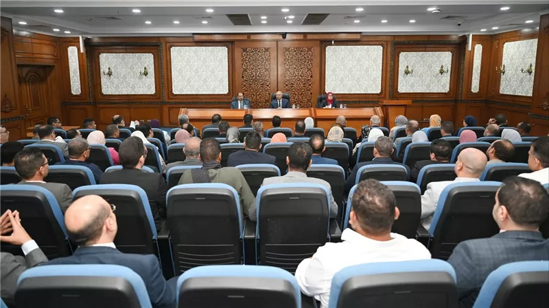 وزير الصناعة والنقل يبحث مع محافظ ومستثمري سوهاج تحديات المناطق الصناعية بالمحافظة وسبل حلها