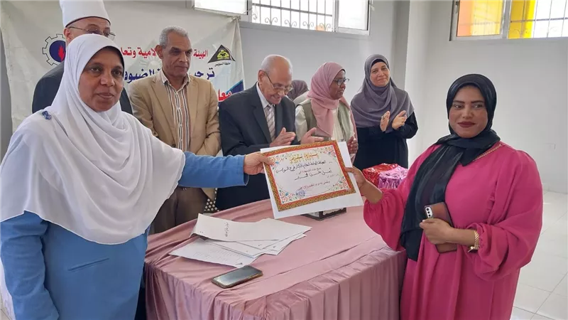 تعليم الكبار بالسويس تكرم المتحررين من الأمية الحاصلين على أعلى الشهادات
