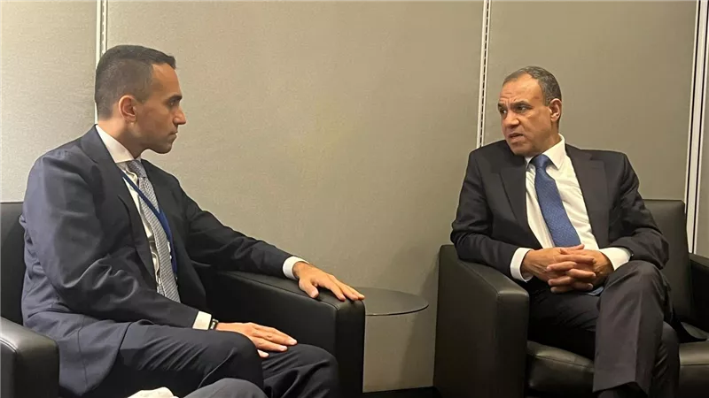 وزير الخارجية والهجرة يلتقي في نيويورك مع المبعوث الأوروبي لدول الخليج