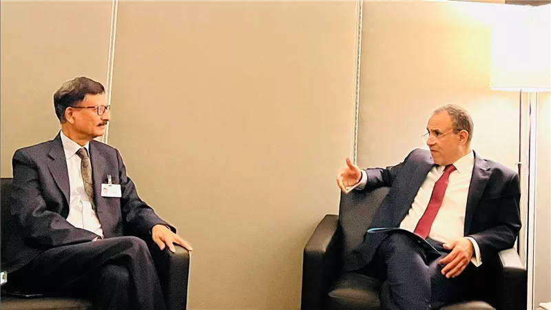 وزير الخارجية والهجرة يلتقي بوزير خارجية بنجلاديش