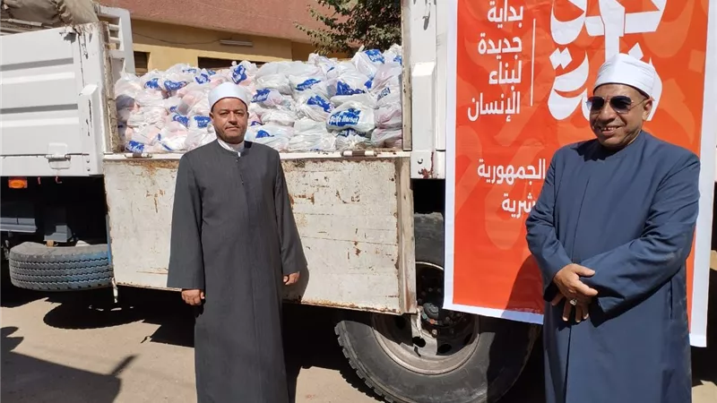 الأوقاف توزع 60 طنًّا من السلع الغذائية للأسر الأولى بالرعاية في 13 محافظة