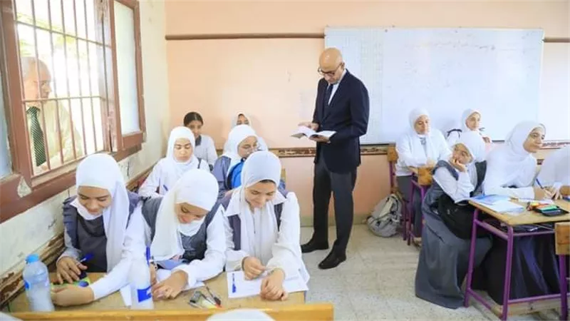 وزير التربية والتعليم ومحافظ الفيوم يستهلان جولة تفقدية لمدارس المحافظة لمتابعة انضباط سير العام الدراسي