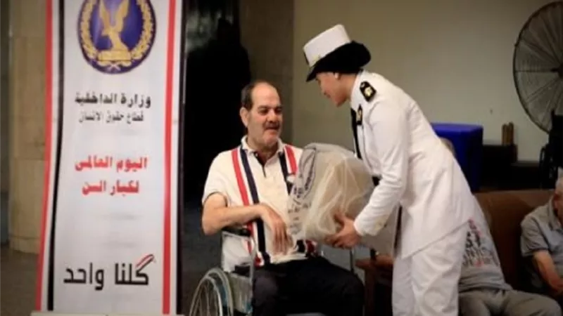 اليوم العالمى لكبار السن.. الداخلية توزع الهدايا في دور الرعاية والمستشفيات