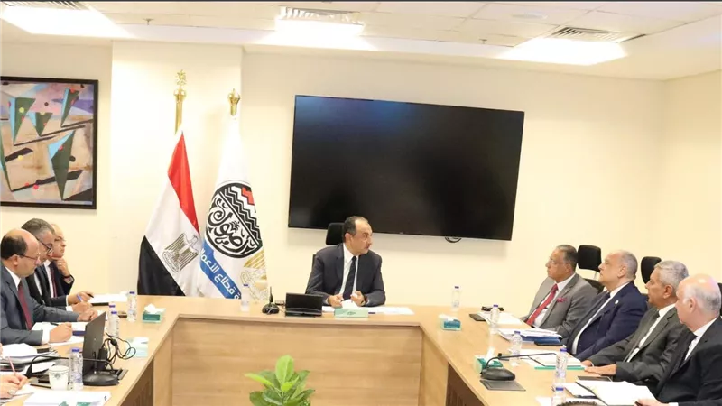 وزير قطاع الأعمال العام يعقد اجتماعه الدوري برؤساء الشركات القابضة التابعة للوزارة