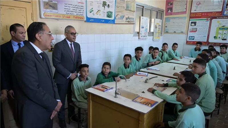 زيارة مفاجئة لرئيس الوزراء لمدرسة محمد متولي الشعراوي بإدارة السلام