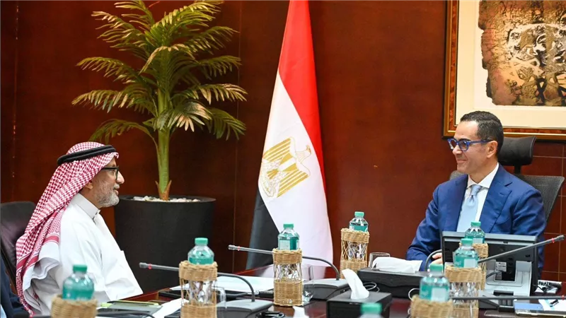 وزير الاستثمار يلتقي رئيس مجموعة عبد المحسن الحكير القابضة لبحث مشروعات المجموعة بالسوق المصري 