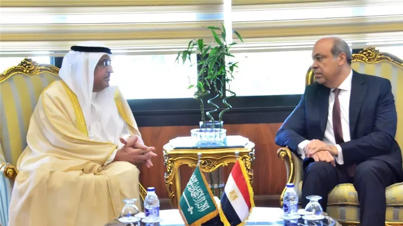 وزير الطيران يلتقي وزير الدولة وعضو مجلس الوزراء السعودي لتعزيز سُبل العمل المشترك 