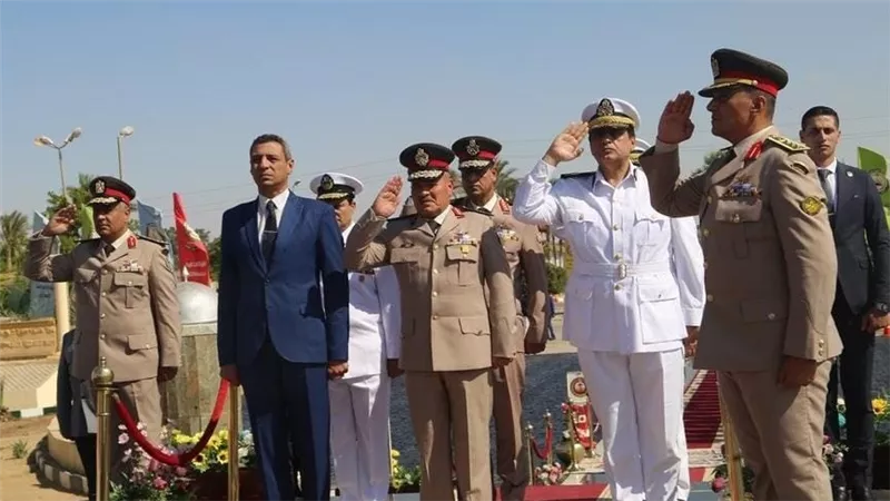 قيادات السويس تضع أكاليل الزهورعلي قبر الجندي المجهول بمناسبة ذكري إنتصارات أكتوبر