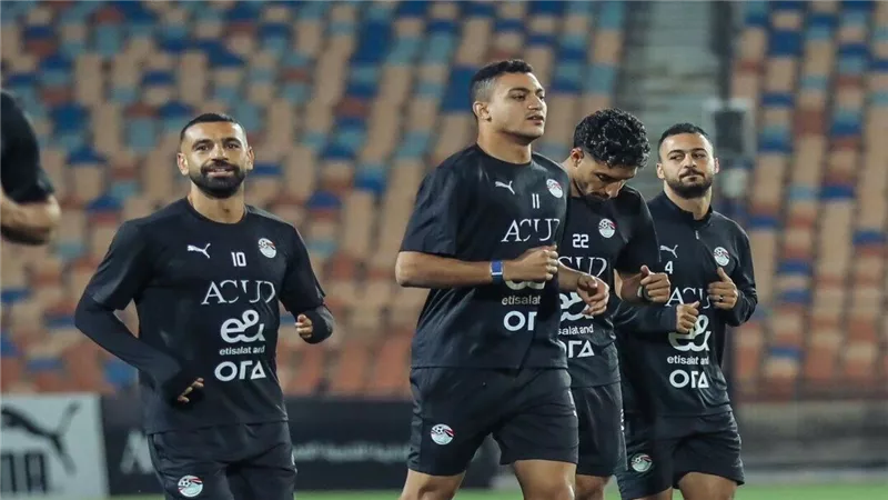 لقب جديد.. محمد صلاح يتغزل بعمر مرموش في تدريبات منتخب مصر