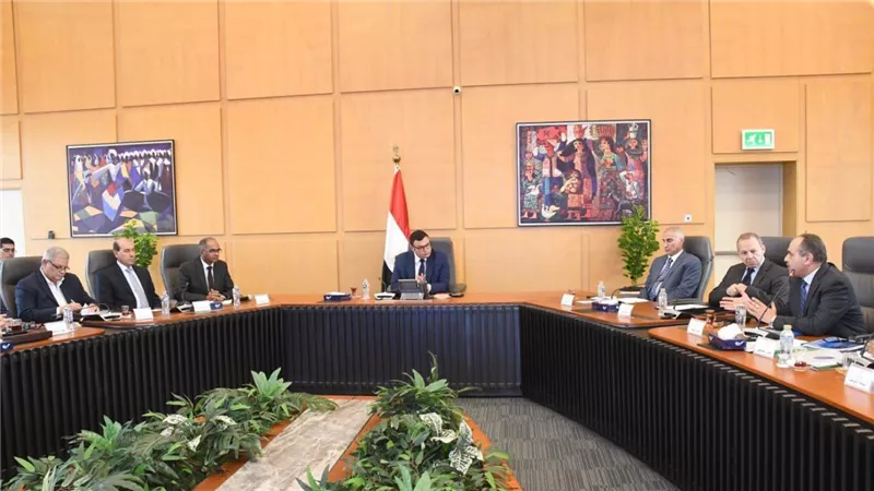 وزير الإسكان يتابع سير العمل بمشروعات المياه والصرف وأبراج العلمين الجديدة 