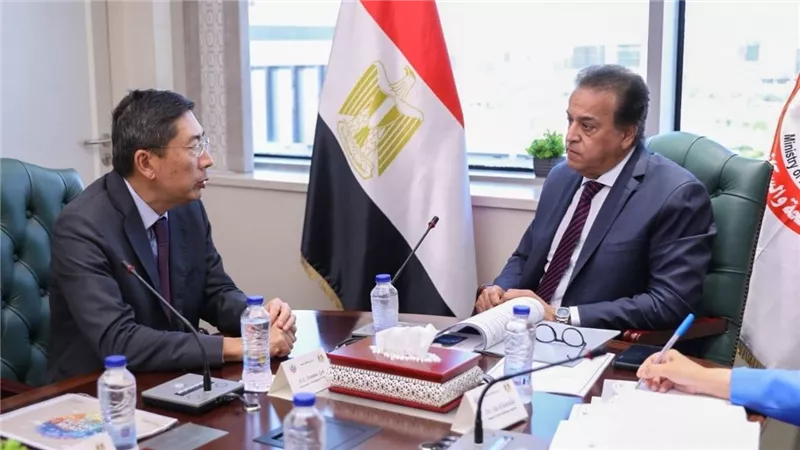  وزير الصحة يستقبل سفير سنغافورة لتعزيز التعاون في الرعاية الصحية وتدريب الكوادر الطبية