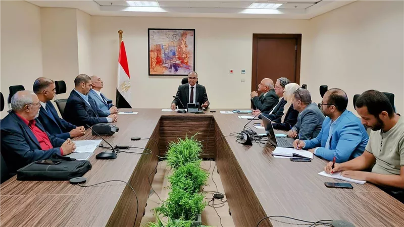 نائب وزير الاسكان يلتقي بممثلي أحد المصانع المحلية المتخصصة في تصنيع المهمات الكهروميكانيكية